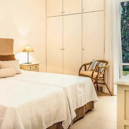 Sleeps 10 Pool Air Con Wifi